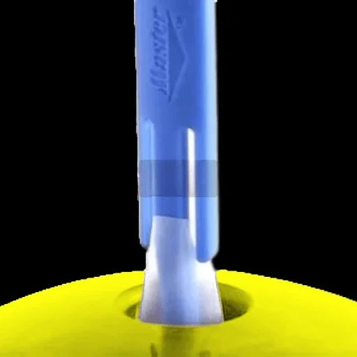 Primer Plano de la Colocación de Cinta de inserción Blanca dentro del agujero del Pulgar de una Bola de Bowling.