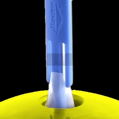 Primer Plano de la Colocación de Cinta de inserción Blanca dentro del agujero del Pulgar de una Bola de Bowling.